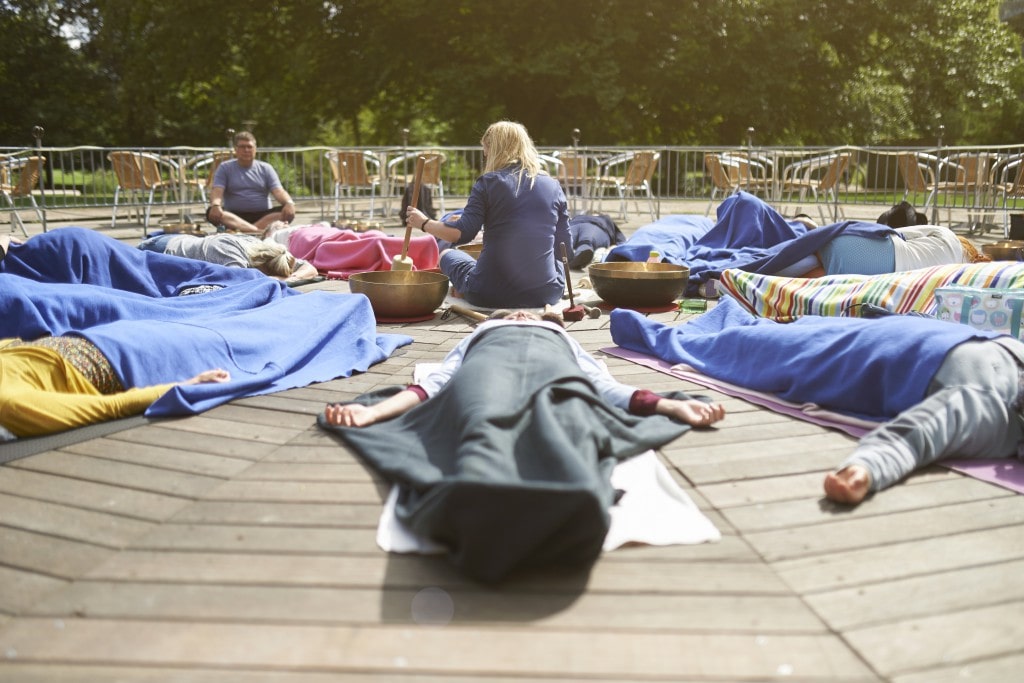 KLangbad og klangmeditation i cirkel med flere klangaktører